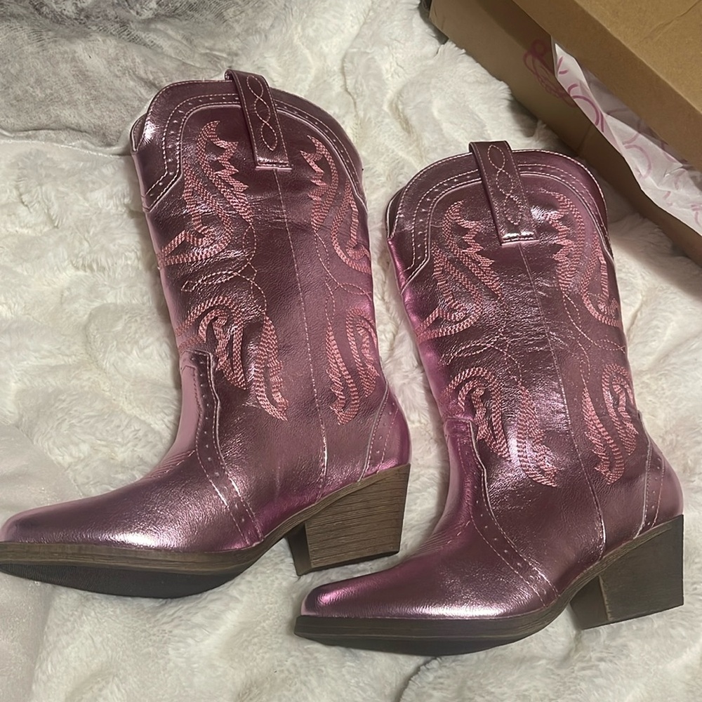 Sugar metallic pink cowgirl boots in size 8 new in box